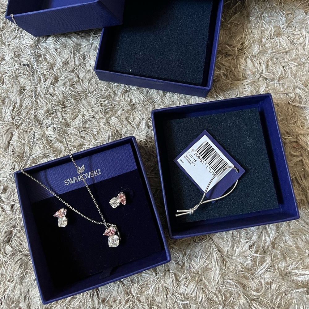 Swavorksi Attract Souls silver and pink Necklace and Earrings Set